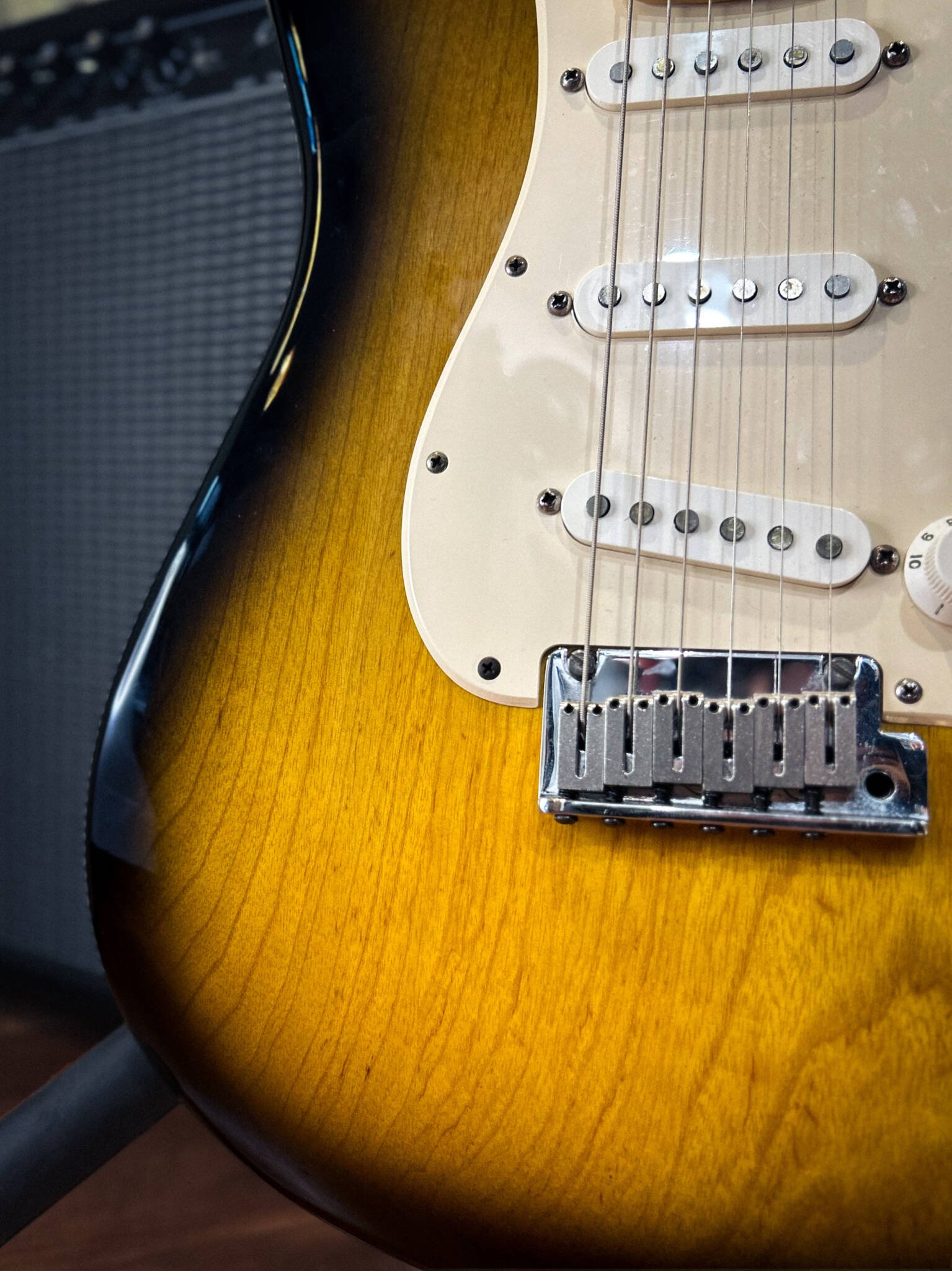 Used - 2004 Fender 50th Anniversary American Stratocaster w/Case - 2-Tone Sunburst - Image 4
