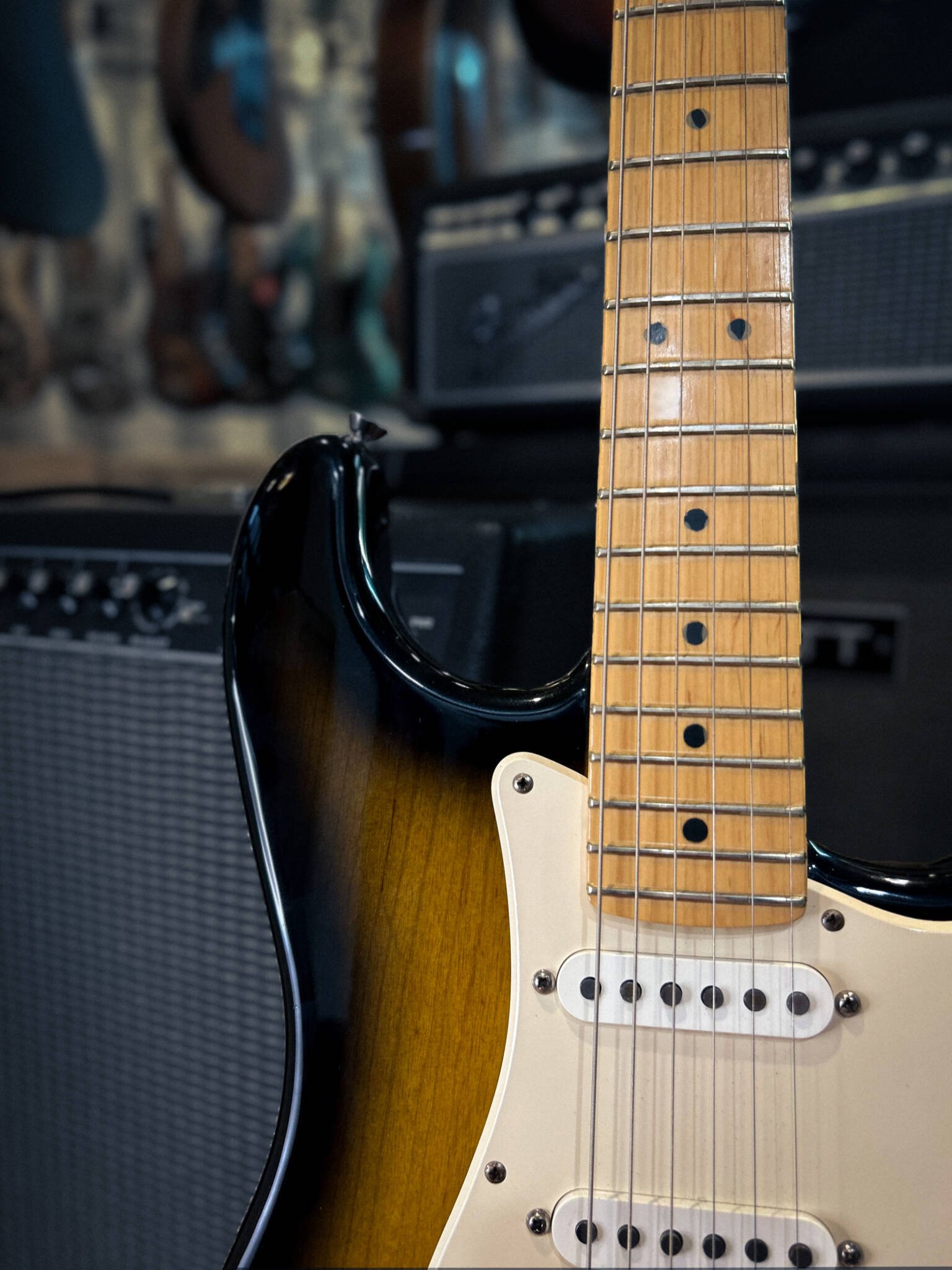 Used - 2004 Fender 50th Anniversary American Stratocaster w/Case - 2-Tone Sunburst - Image 3