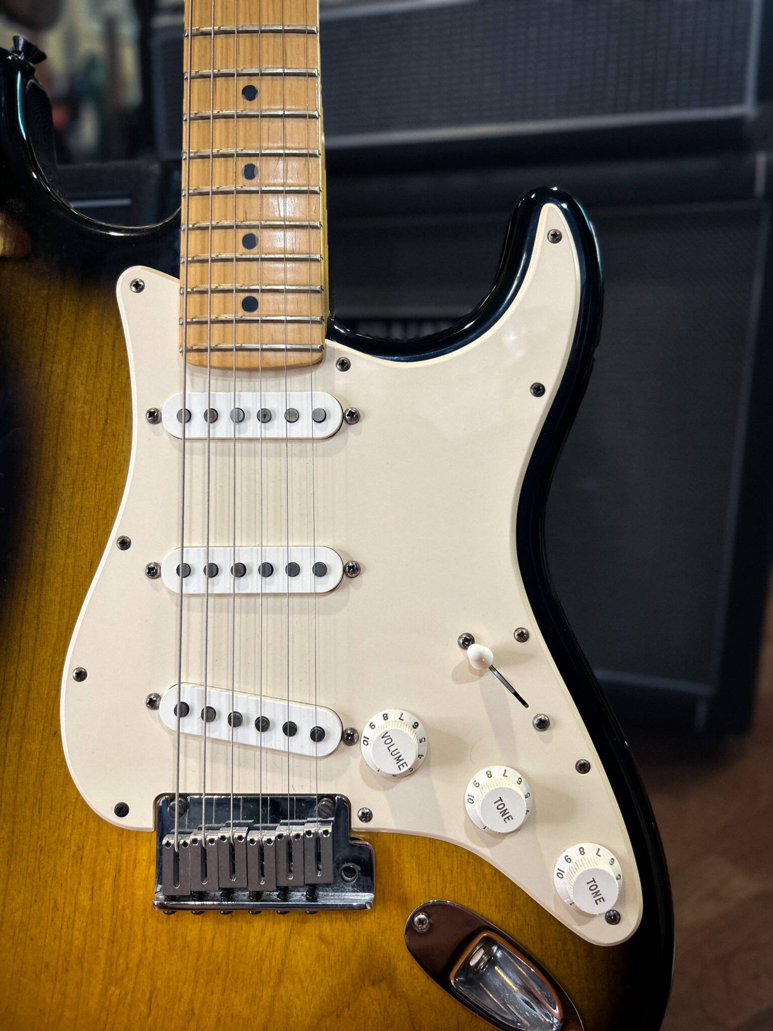 Used - 2004 Fender 50th Anniversary American Stratocaster w/Case - 2-Tone Sunburst - Image 2